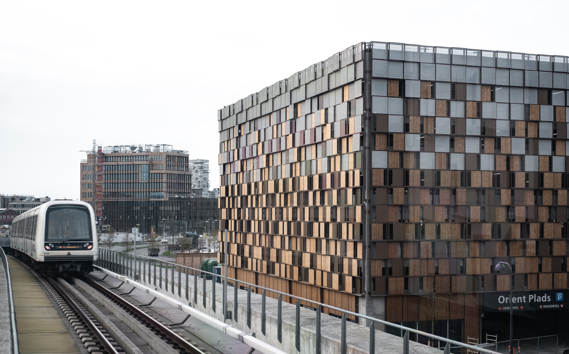 Strategická poloha hromadných garáží vybízí řidiče k využití sousední stanice metra či k prozkoumání okolního přístavu.