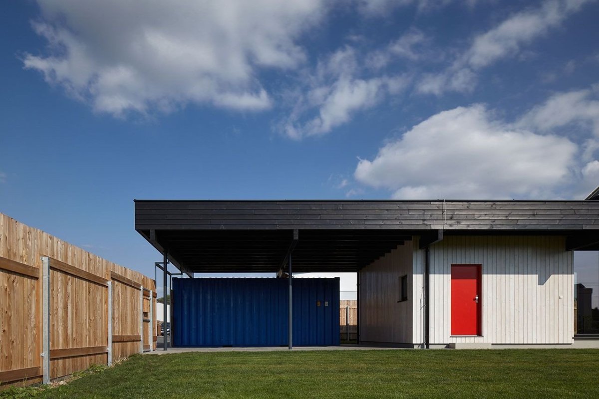 Mjölk architekti, Dům V plotě - foto