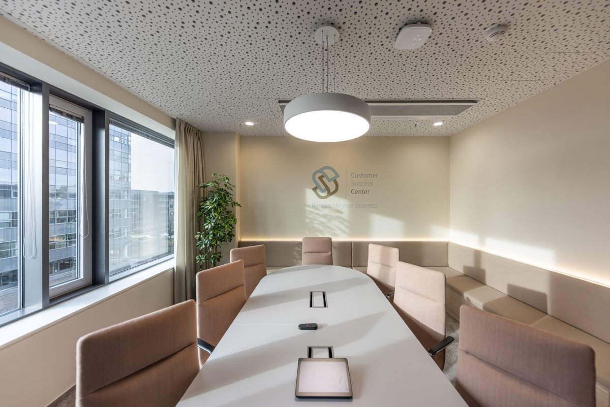 Nová pobočka švédské společnosti Atlas Copco. Návrh i realizaci interiéru provedli PREMIER interiors.