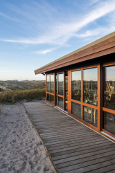 Stavební předpisy týkající se ochrany pobřežních oblastí a dun a požadavky na dostatečnou ochranu proti větru a dešti „vybraly“ pro Sansibar systémy Schüco, na obrázku posuvný systém se zdvihem Schüco ASE 80.HI.