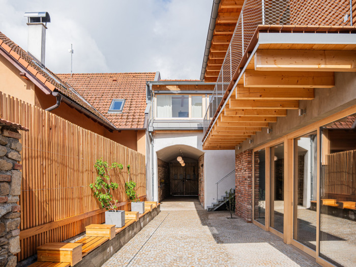 Průjezdem se vejde na dvůr. Na místě stájí je ale nová přístavba.