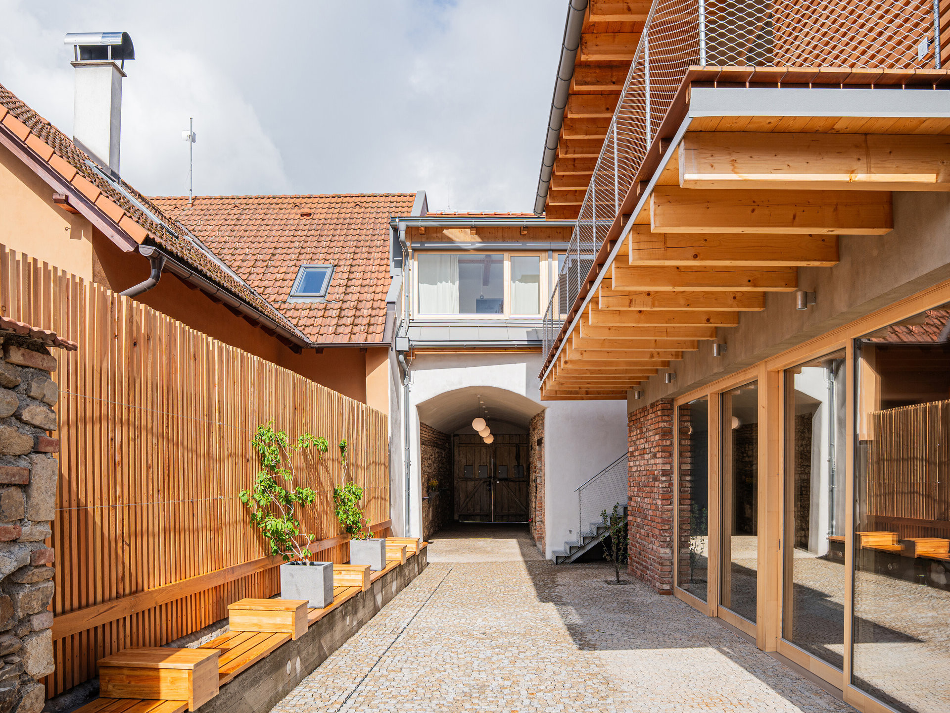 Průjezdem se vejde na dvůr. Na místě stájí je ale nová přístavba.