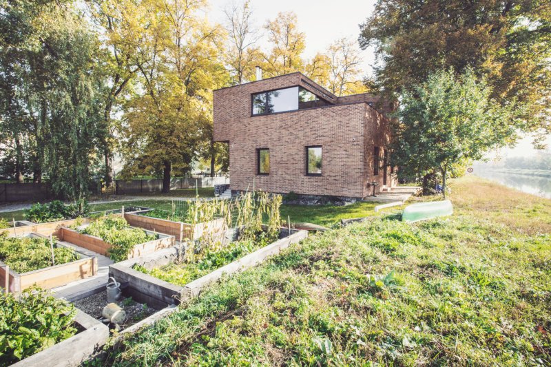 Rodinný dům na ostrově v Praze od edit! architects