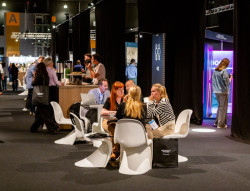 ARCHITECT@WORK je specifický také svou architekturou, každý vystavující má stejný stánek, společné prostory mají jednotný design.