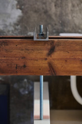 "Celá čelní konstrukce patra o délce téměř 7 metrů je opět zavěšena na dvou závitových tyčích. Ty jsou na dvou místech svěšeny z ocelového u profilu, položeného na kleštinách stávajícího krovu bez jakéhokoliv trvalého zásahu do něj." (Rekonstrukce podkroví, totalbrutal a svobodová blaha)