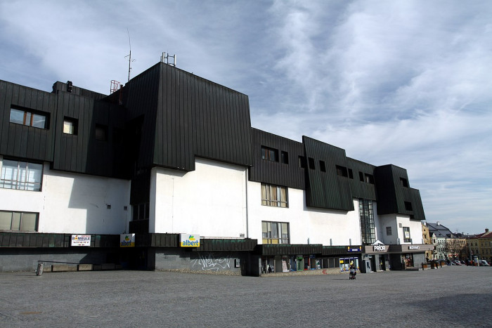 Budova Prioru, kterou v letech 1978-1983 navrhl Zdeněk Sklepka.