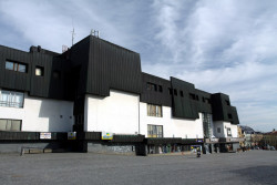 Budova Prioru, kterou v letech 1978-1983 navrhl Zdeněk Sklepka.