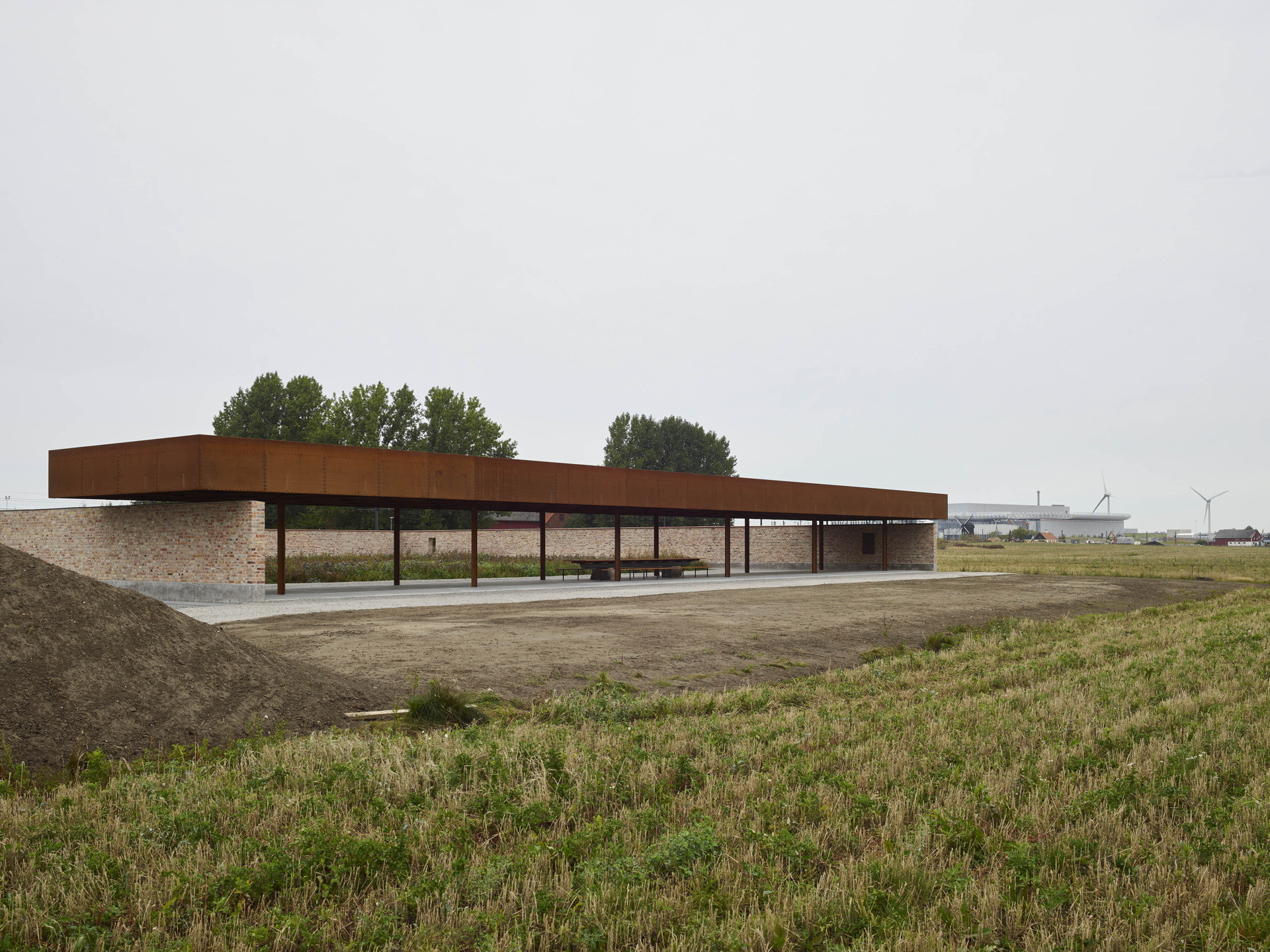 Hage můžeme chápat jako předzvěst postupného vývoje. V současném stavu je zahrada izolovaným ortogonálním objektem v krajině. Ten se ale s postupem času stane součástí městské struktury. (Zahrada Hage, Brendeland & Kristoffersen)