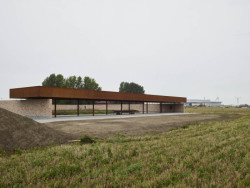 Hage můžeme chápat jako předzvěst postupného vývoje. V současném stavu je zahrada izolovaným ortogonálním objektem v krajině. Ten se ale s postupem času stane součástí městské struktury. (Zahrada Hage, Brendeland & Kristoffersen)