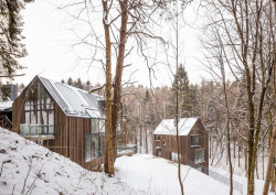 Paleko Arch Studija, PLAZMA Architecture Studio, dřevěné domky Rasu u Vilniusu, konec ulice, foto