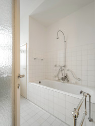 V případě rekonstrukce Semlerovy rezidence byly použity stejné keramické obklady značky RAKO, ze série Color One, Color Two, Taurus Color, jako před téměř sto lety