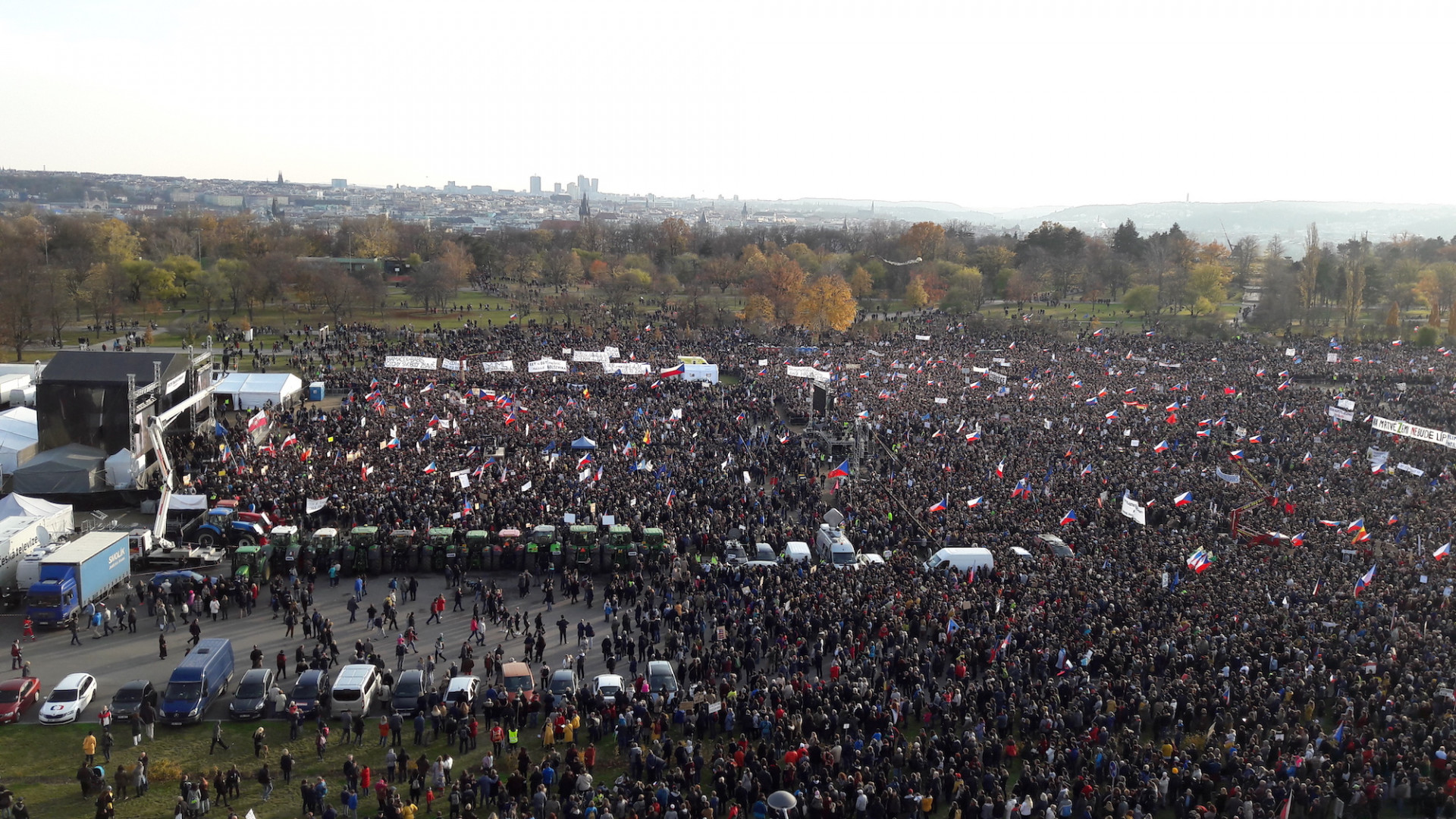Demonstrace na Letenské pláni je jednou z možných dočasných aktivit, kterou umožňují velké a prázdné plochy měst. Foto: Anna Beata Háblová