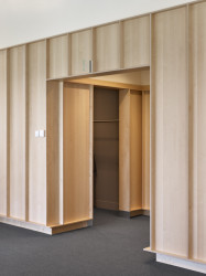 Městský Archiv Delft, Office Winhov, Gottlieb Paludan Architects: Detaily dřevěného obkladu na stěnách navazuje na cihlovou fasádu v exteriéru