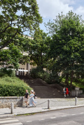 Nenápadná obnova řady menších prvků - zde schody k sokolovně v novém. (Obnova Riegrových sadů, Matouš Jebavý)