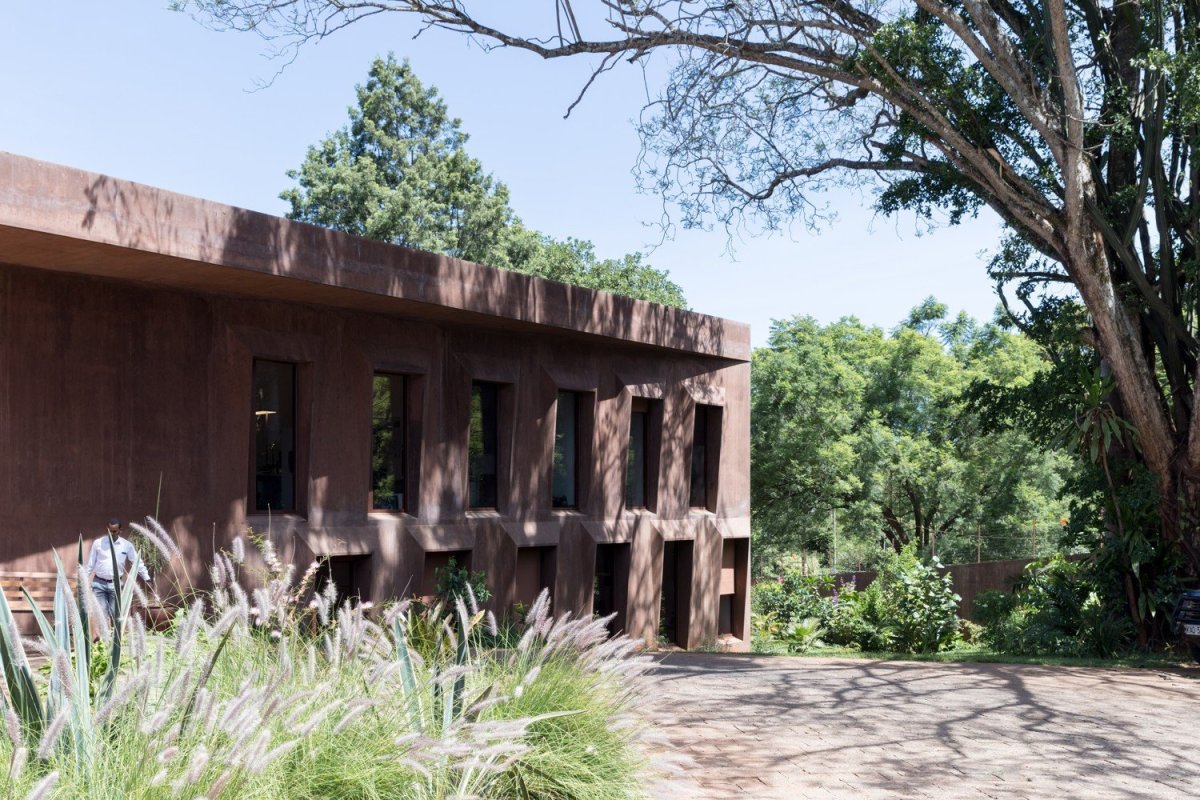 Švýcarská ambasáda v Nairobi, Roeoesli & Maeder Architekten