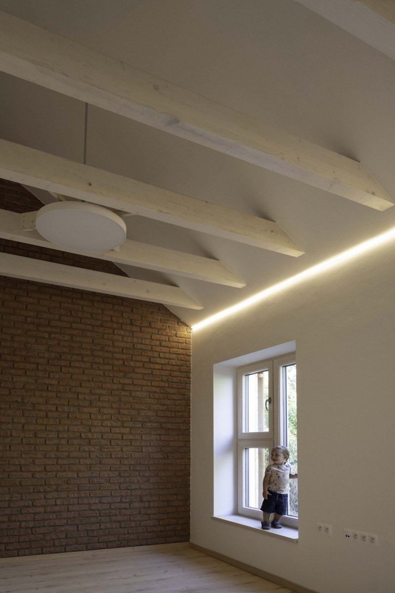 V malé vesnici na západě Slovensko stojí nově zrealizovaný dvojdům pro zdravotně a mentálně znevýhodněné navržený architekty z ateliéru A33