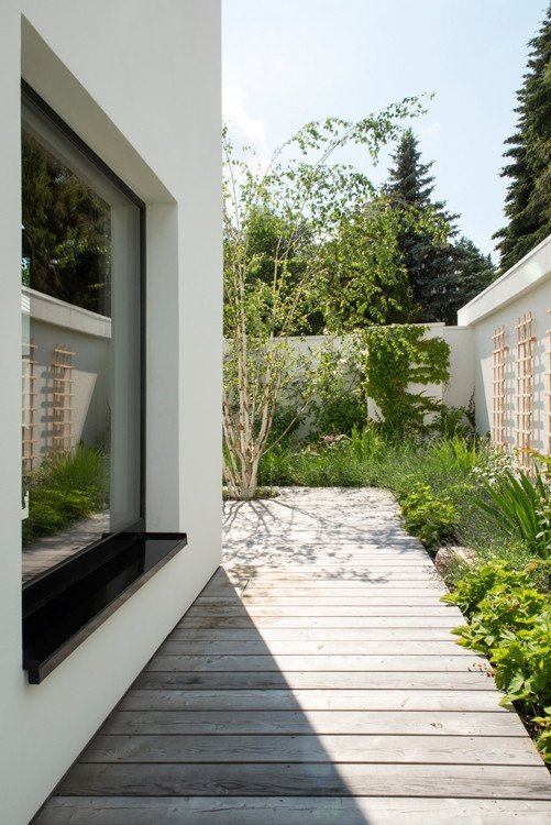 Dům má dvě terasy - na západ a na východ (Bílý dům v Lysolajích, skvadra architekti)