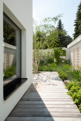 Dům má dvě terasy - na západ a na východ (Bílý dům v Lysolajích, skvadra architekti)