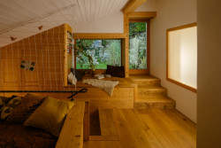 Hned vedle přístupového schodiště se nachází pobytové okno s výstupem do zahrady. 