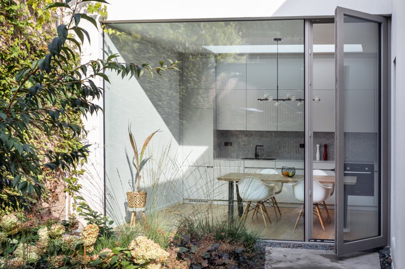 "Dům propojen se zelení" na Praze 9 od studia Iveta Langerová architekti