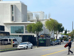 Boční pohled na fasádu bytového domu představuje moderní, minimalistický design. (Rose Apartments v Los Angeles, Brooks & Scarpa)