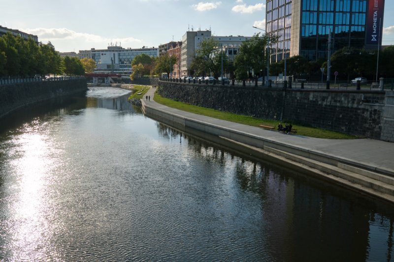 Náplavka v Plzni, Ateliér k světu: Potenciál řeky je velký, je totiž v kontaktu s historickým centrem. Až do roku 2014 k ní ale nikdo nechodil, nebylo kudy vstoupit