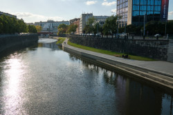 Náplavka v Plzni, Ateliér k světu: Potenciál řeky je velký, je totiž v kontaktu s historickým centrem. Až do roku 2014 k ní ale nikdo nechodil, nebylo kudy vstoupit