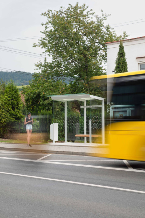 Přístřešek X1 od Egoé - minimalistický design a funkční konstrukce. Přístřešek s nosnými sloupy a integrovanými stěnami snadno zapadne do každého prostředí.