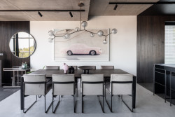 Podlahy sjednocuje cementová stěrka. (Interiér třípodlažního bytu v Praze od studia OOOX)