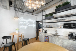 Redesign kaceláří Redbull, 2. patro - kuchyň, Kunc Architects,