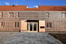 Komunitní dům pro seniory v Holasovicích, City Upgrade: Komunitní centrum pro seniory stojí ve středu ani ne dvoutisícových Holasovic, je novostavbou, ačkoliv původně mělo být vestavbou do starší stodoly