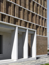 Městský Archiv Delft, Office Winhov, Gottlieb Paludan Architects: Fasáda odkazuje také na dlouholetou tradici řemesla cihlových staveb nejen v Delftu, ale celém Nizozemí