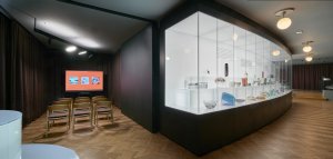 Expozice ve 2. podlaží s místem pro promítání krátkých filmů. (Rekonstrukce Městského muzea v Železném Brodě, studio Majatory)