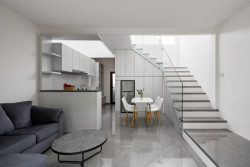 Dům se větrá světlíkem. (De Residence Pangandaran, Erik Petrus)