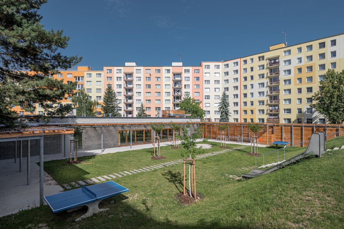 Výsledku se říká Vnitroblok Manětínská a od svého dokončení už byl vyznamenán hlavní cenou Stavby roku Plzeňského kraje 2023. (Vnitroblok Manětínská v Plzni, Sporadical)