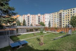 Výsledku se říká Vnitroblok Manětínská a od svého dokončení už byl vyznamenán hlavní cenou Stavby roku Plzeňského kraje 2023. (Vnitroblok Manětínská v Plzni, Sporadical)