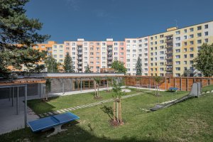 Výsledku se říká Vnitroblok Manětínská a od svého dokončení už byl vyznamenán hlavní cenou Stavby roku Plzeňského kraje 2023. (Vnitroblok Manětínská v Plzni, Sporadical)