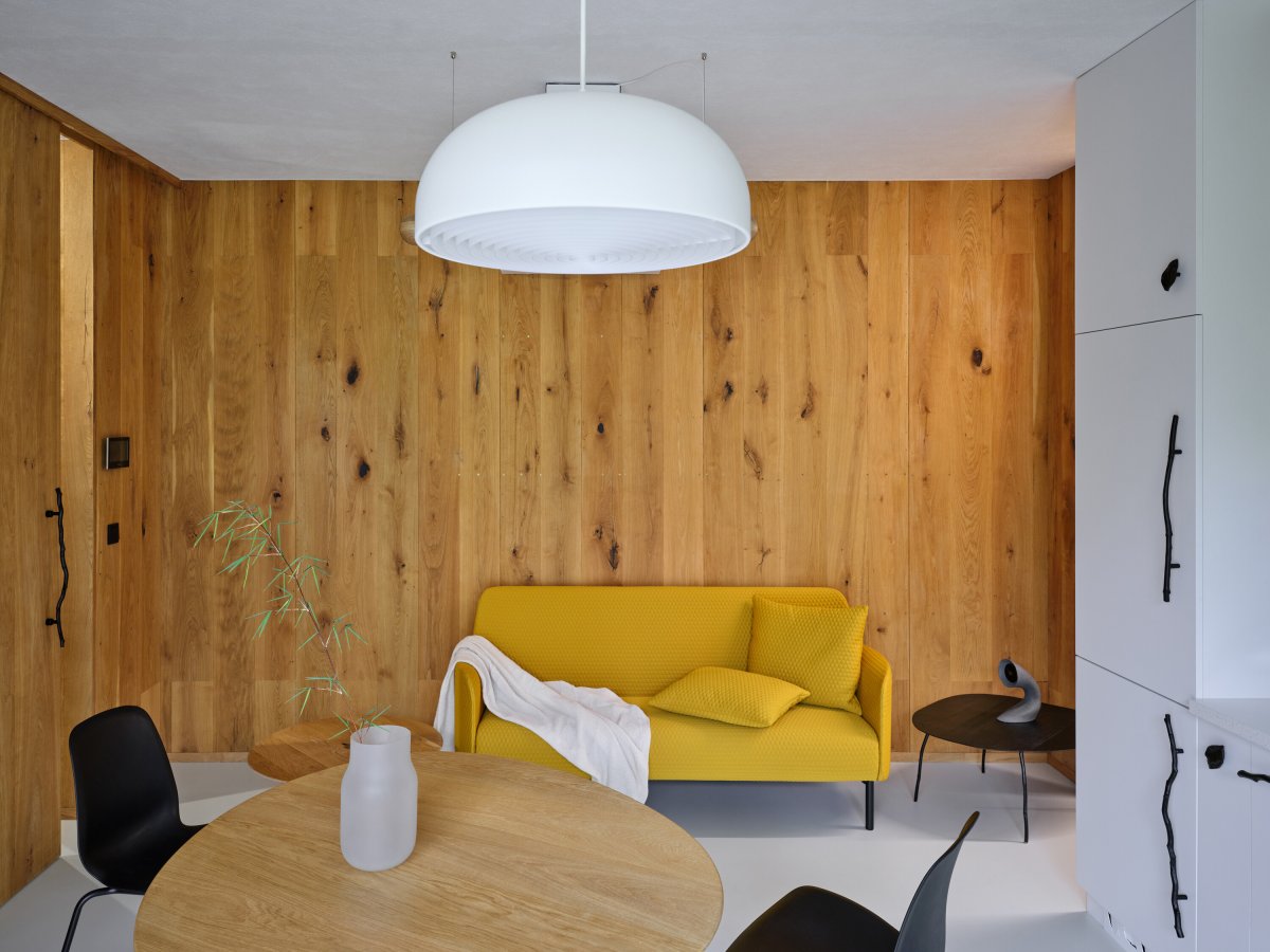Každý ze čtyř domků má svou vlastní barvu interiéru - žlutou, červenou, šedou nebo zelenou. (Bee House; Petr Novák)