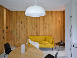 Každý ze čtyř domků má svou vlastní barvu interiéru - žlutou, červenou, šedou nebo zelenou. (Bee House; Petr Novák)