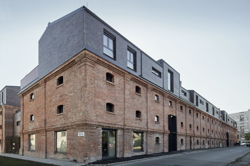 Studio T2.a Architects proměnilo cihlovou budovu mlýnů na okraji Budapešti na moderní loftové byty