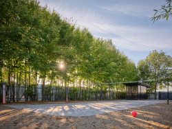 Součástí zahrady je třeba hřiště, které mohou využívat všichni obyvatelé domků. (Bee House; Petr Novák)