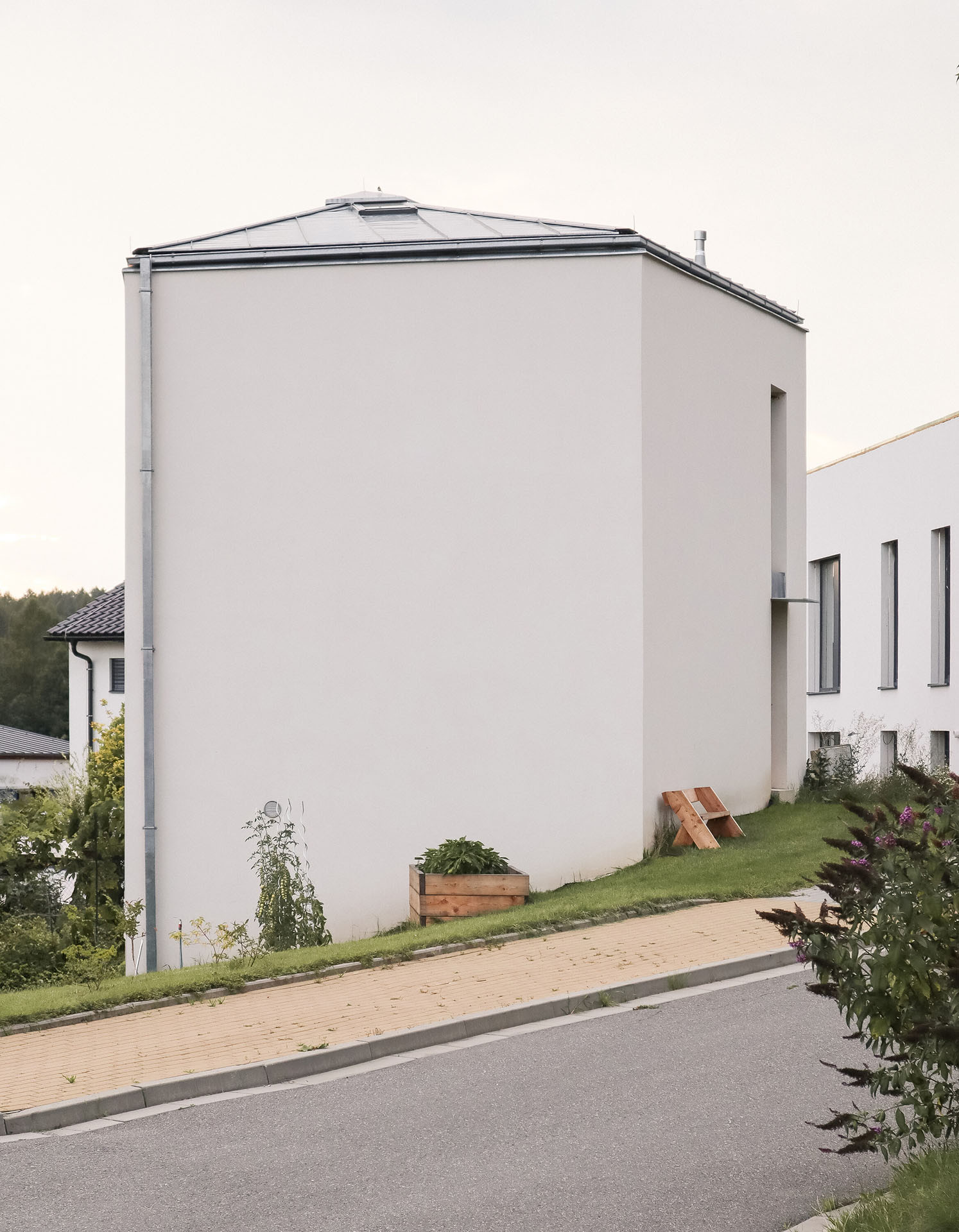 Obvodové zdi jsou navrženy z keramických tvárnic, zatímco vnitřní zdi jsou z monolitického betonu. (Rodinný dům nedaleko Olomouce, studio Malý Chmel)