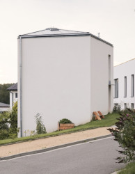 Obvodové zdi jsou navrženy z keramických tvárnic, zatímco vnitřní zdi jsou z monolitického betonu. (Rodinný dům nedaleko Olomouce, studio Malý Chmel)