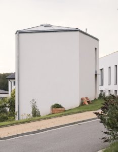 Obvodové zdi jsou navrženy z keramických tvárnic, zatímco vnitřní zdi jsou z monolitického betonu. (Rodinný dům nedaleko Olomouce, studio Malý Chmel)