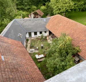 Mlýn v Radosticích: starý dvůr a vedle moderní mlýnice. Z její střechy je celý objekt jako na dlani.