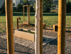 Cesty parkem intuitivně navádí k jeho přirozeným centrům, kde jsou místa pro posezení - tady třeba při studánce. (Park U Vody v Praze-Holešovicích, YYYY)