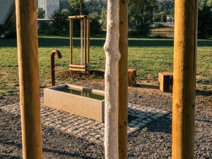 Cesty parkem intuitivně navádí k jeho přirozeným centrům, kde jsou místa pro posezení - tady třeba při studánce. (Park U Vody v Praze-Holešovicích, YYYY)
