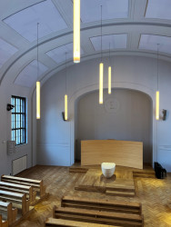 Sbor ČCE na Smíchově, MCA atelier: Lavice jsou umístěné na pojízdných podložkách a lze je přemístit.