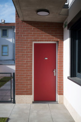 Vstupní dveře jednoho z bytů (Rezidence Starý pivovar v Brně-Králově Poli, Atelier RAW)