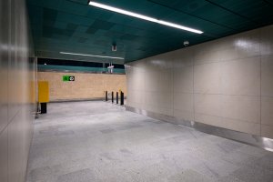 Zrekonstruovaná stanice metra Jiřího z Poděbrad je nově přístupná i osobám s omezenou schopností pohybu a orientace. 